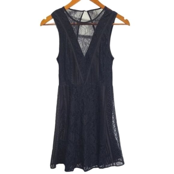 NWOT BCBGeneration Black Lace V-Neck Dress size 0 - Picture 2 of 9